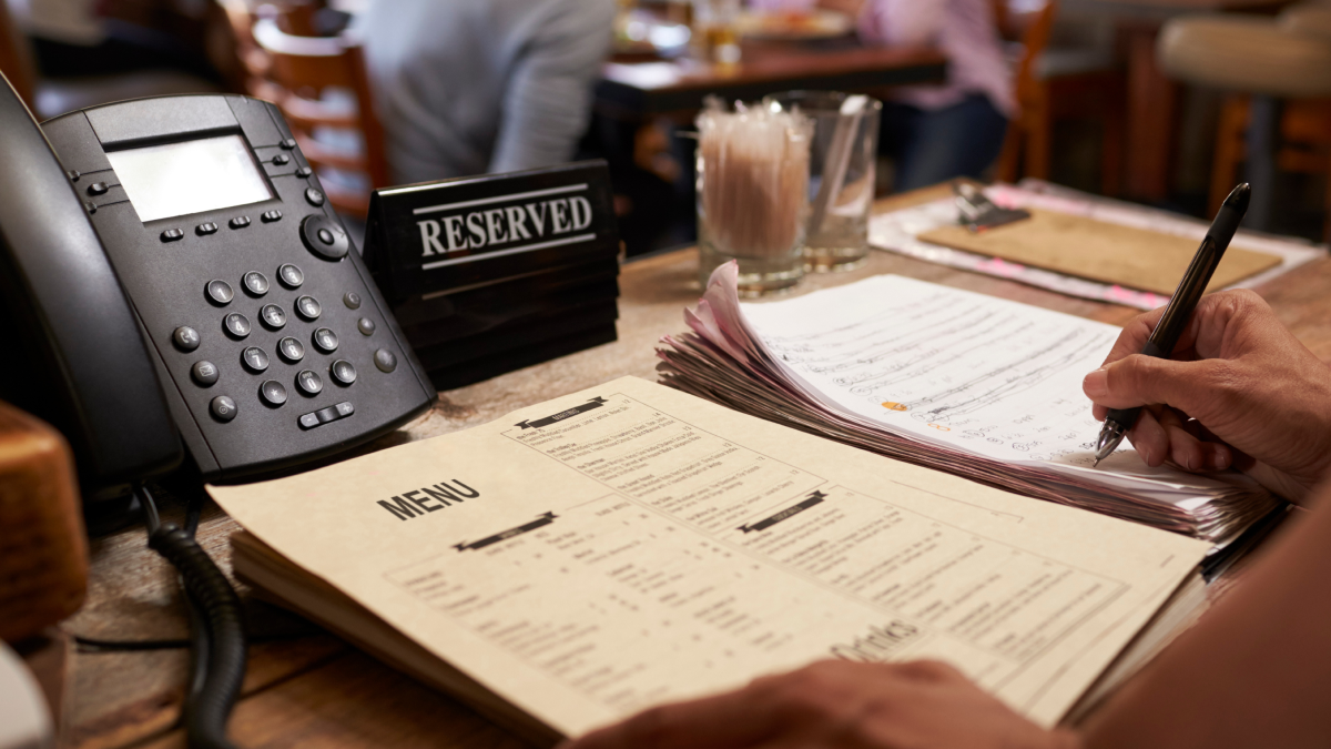 5 Gründe, warum Restaurants KI-Telefonassistenz mit Reservierungssystemen brauchen